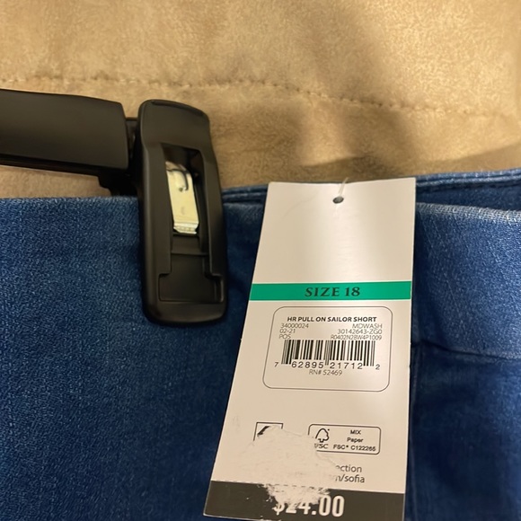 NWOT Side snap Denim shorts - Picture 3 of 3